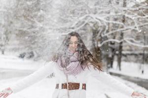 jonge vrouw in de winter foto