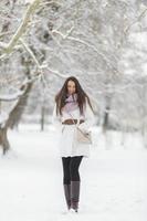 jonge vrouw in de winter foto