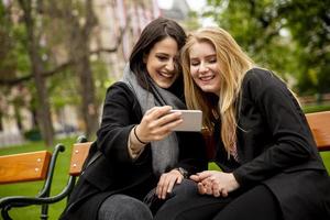 jong vrouw toeristen nemen selfie met mobiel foto in centrum van Wenen, Oostenrijk