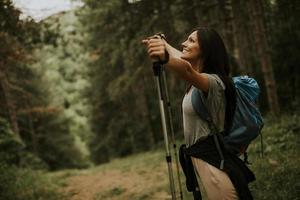 jong vrouw backpacker vrouw genieten van groen mooi Woud in de omgeving van haar foto