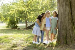 groep van Aziatisch en Kaukasisch kinderen hebben pret in de park foto