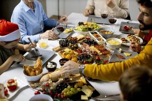 gelukkig multi generatie familie vieren nieuw jaar Bij huis foto