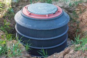 installatie van ondergronds tank voor riolering systeem foto