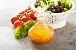 Italiaans vinaigrette dressing in een wijnoogst fles foto