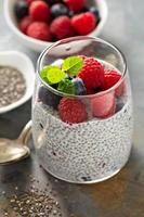 vanille chia pudding met vers bessen foto