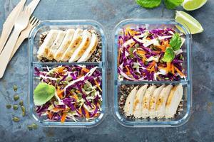 gezond maaltijd prep containers met quinoa en kip foto