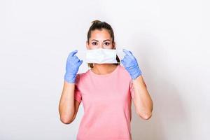 portret van jong vrouw vervelend gezicht beschermend masker naar voorkomen coronavirus en anti-smog. portret van jong vrouw vervelend gezicht masker. covid-19 het voorkomen concept foto