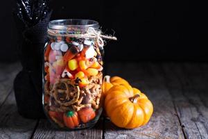 halloween snoep en snacks in een pot foto