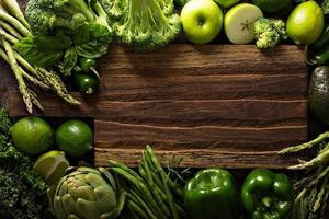 verscheidenheid van groen groenten en fruit foto