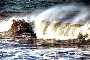 reusachtig zee golven foto