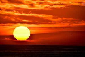 zonsondergang over de oceaan foto