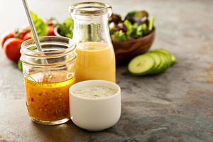 verscheidenheid van sauzen en salade dressings foto