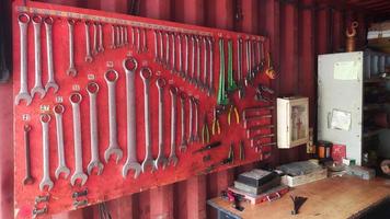 compleet hangende werkplaats gereedschap uitrusting bord, werkbank in container. foto