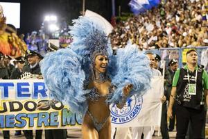 rio, Brazilië, april 24, 2022, samba school- vila isabel in de Rio carnaval, gehouden Bij de marques de sapucai sambadrome - sabrina sato foto