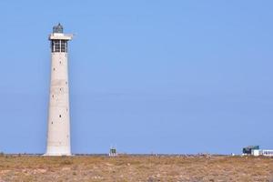 vuurtoren door de zee foto