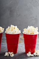 popcorn in rood cups foto