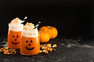 halloween verkoudheid cocktail of drinken met jack o'lantern gezicht foto