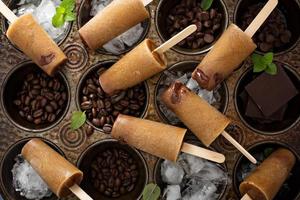 koffie en room ijslollys met chocola toffees foto