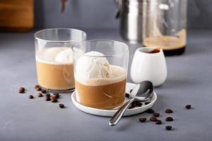 koffie affogato met vanille ijs room foto