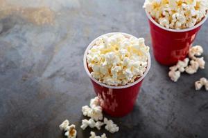 popcorn in rood cups foto