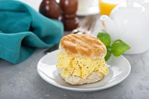 ontbijt biscuit met zacht door elkaar gegooid eieren foto