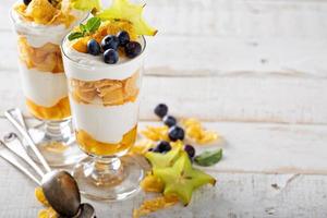 yoghurt ontbijtgranen parfait met mango foto