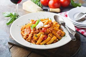 rigatoni bolognese met vers mozarella en basilicum foto