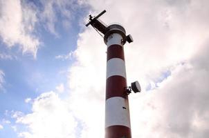 vuurtoren door de zee foto