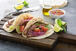 steak taco's met gesneden voldoen aan, salade en tomaat salsa foto