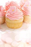 vanille cupcakes met roze framboos glimmertjes foto