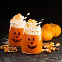 halloween verkoudheid cocktail of drinken met jack o'lantern gezicht foto