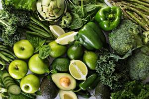 verscheidenheid van groen groenten en fruit foto