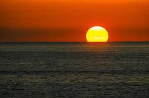 zonsondergang over de oceaan foto