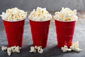 popcorn in rood cups foto