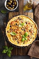 Quiche met aubergine, kip en olijven foto