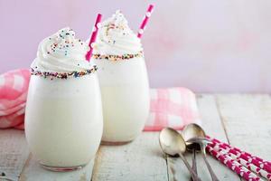 vanille milkshake met geslagen room en hagelslag foto