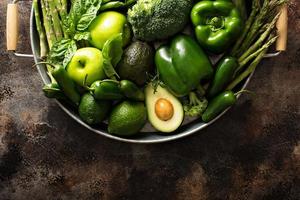 verscheidenheid van groen groenten en fruit foto