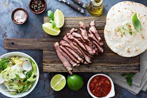 Koken steak taco's met gesneden ontmoeten foto