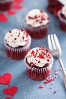 rood fluweel cupcakes voor valentijnsdag dag foto