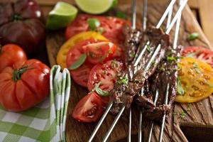 flank steak Aan spiesjes met tomaten foto
