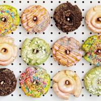 verscheidenheid van donuts Aan een pin bord foto