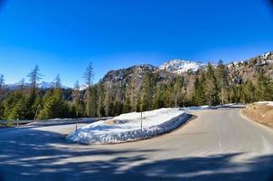 besneeuwd winter landschap in de dolomieten, Italië foto