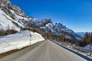 besneeuwd winter landschap in de dolomieten, Italië foto