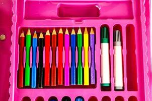 kleur uitrusting met potloden en pennen foto