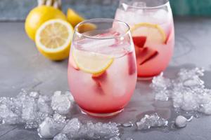 aardbei limonade met roos water foto