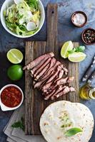 Koken steak taco's met gesneden ontmoeten foto