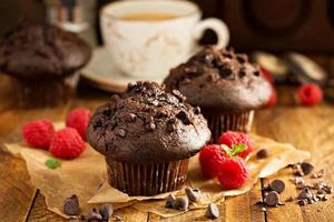 dubbele chocola muffins met framboos foto