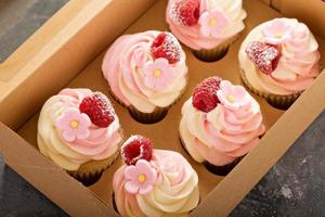 roze vanille en framboos cupcakes foto