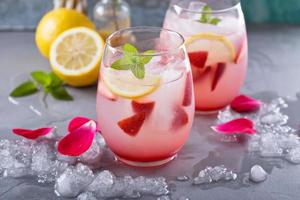 aardbei limonade met roos water foto