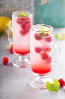 roze framboos limonade in hoog bril foto